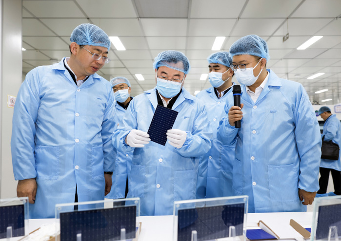 甘肃省委书记、省人大常委会主任胡昌升一行光临w66利来光伏酒泉工厂调研领导工作
